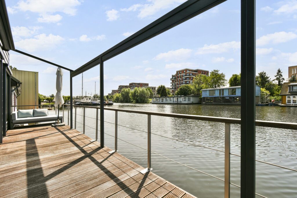 Twee-onder-één-kap te koop: Landsmeerderdijk 104, Amsterdam