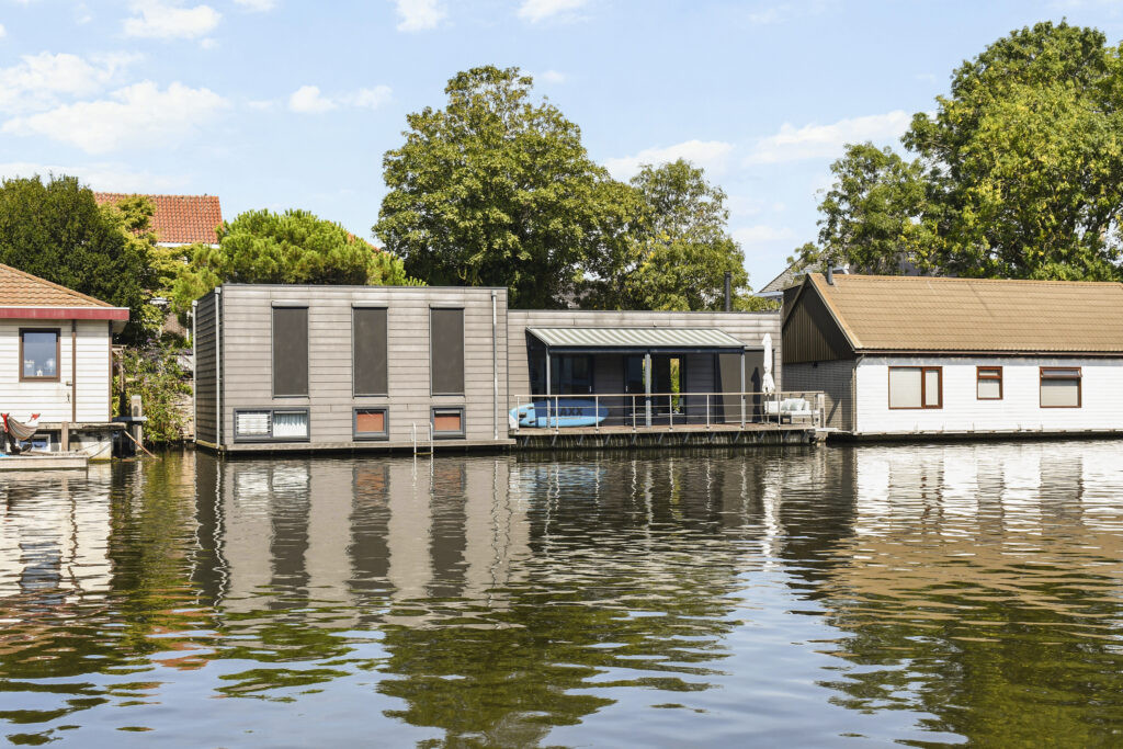 Twee-onder-één-kap te koop: Landsmeerderdijk 104, Amsterdam