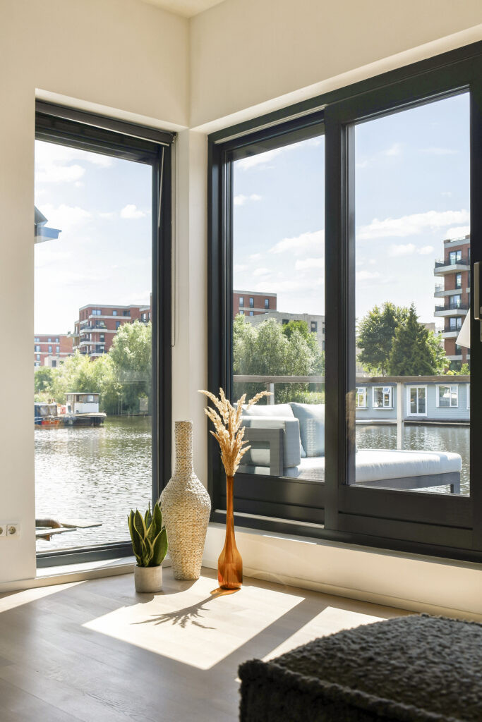 Twee-onder-één-kap te koop: Landsmeerderdijk 104, Amsterdam