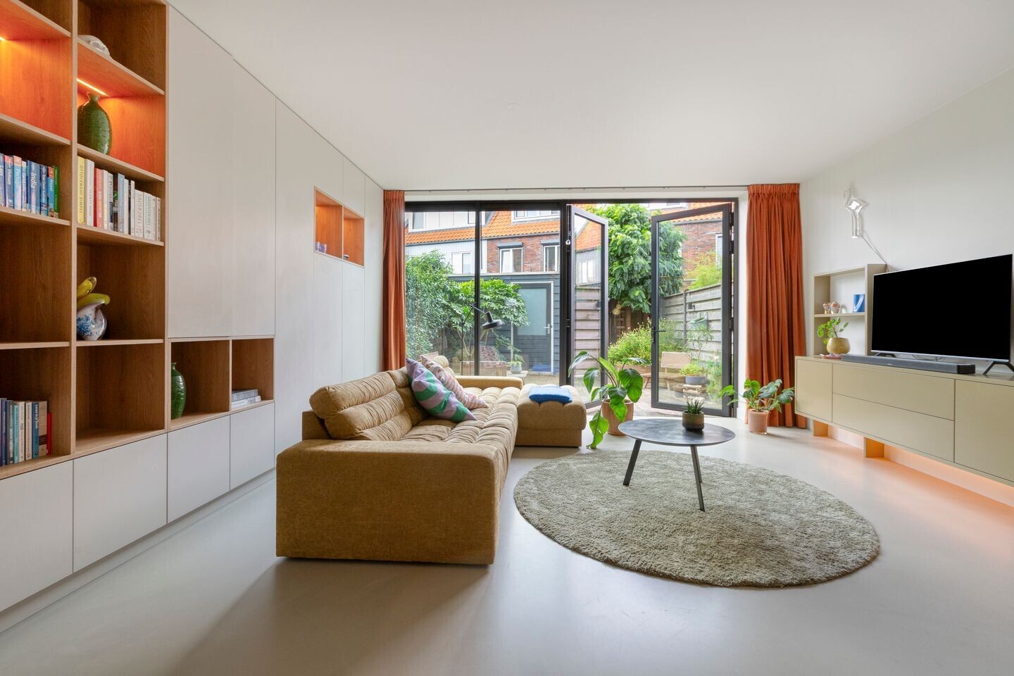Tussenwoning te koop: Oossaander Hoop 10, Amsterdam