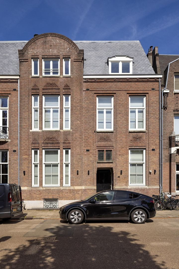 Tussenwoning te koop: J.J. Viottastraat 46, Amsterdam