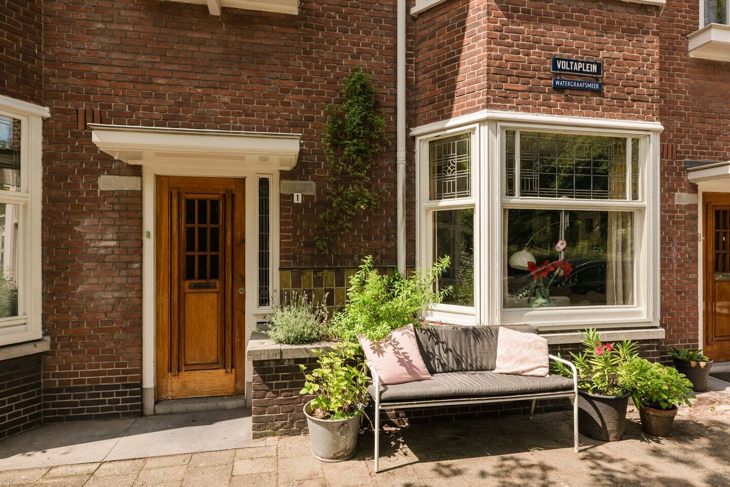 Tussenwoning te koop: Voltaplein 1, Amsterdam