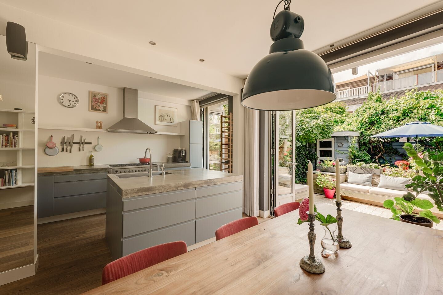 Tussenwoning te koop: Voltaplein 1, Amsterdam