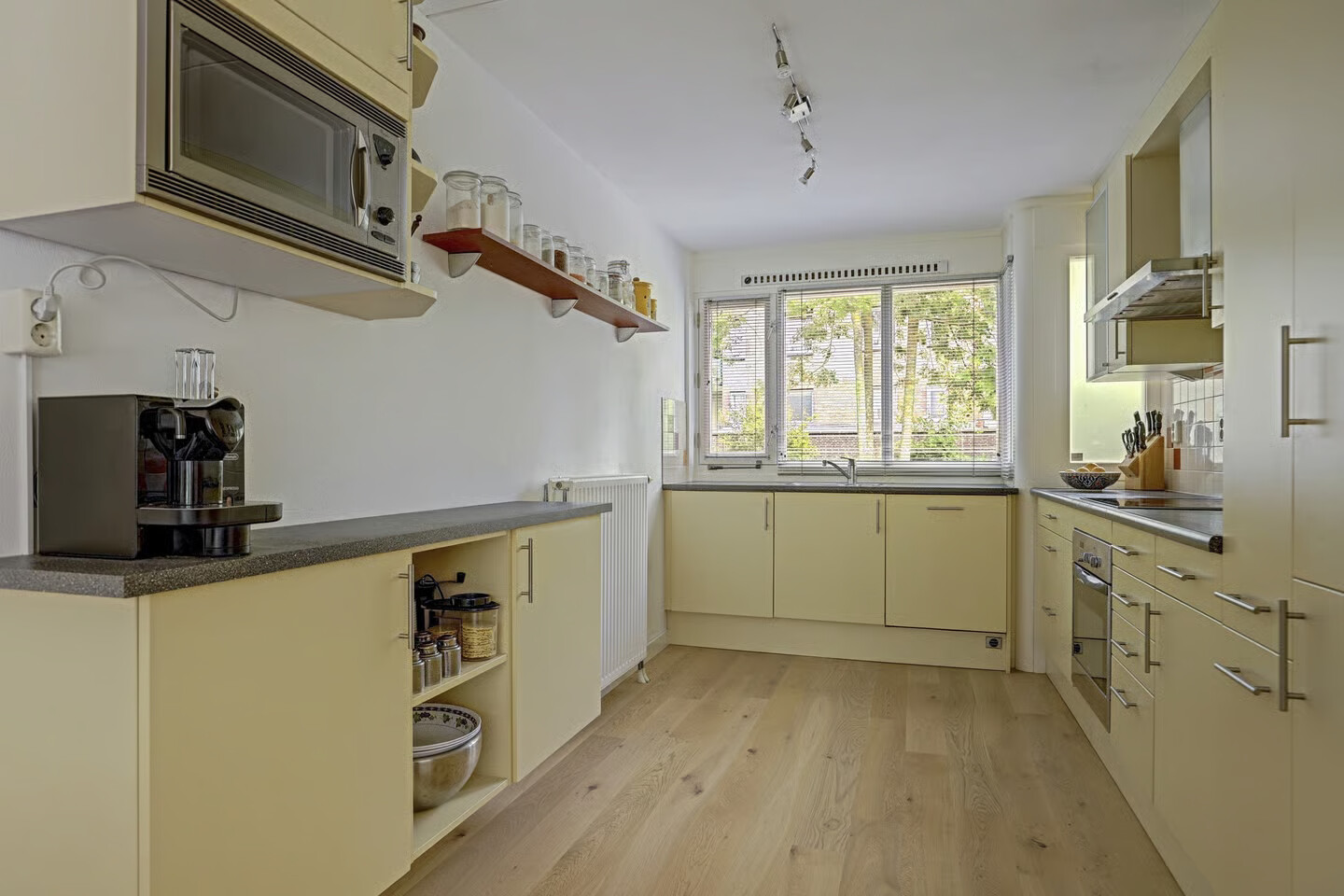 Tussenwoning te koop: Bernabeuhof 48, Amsterdam