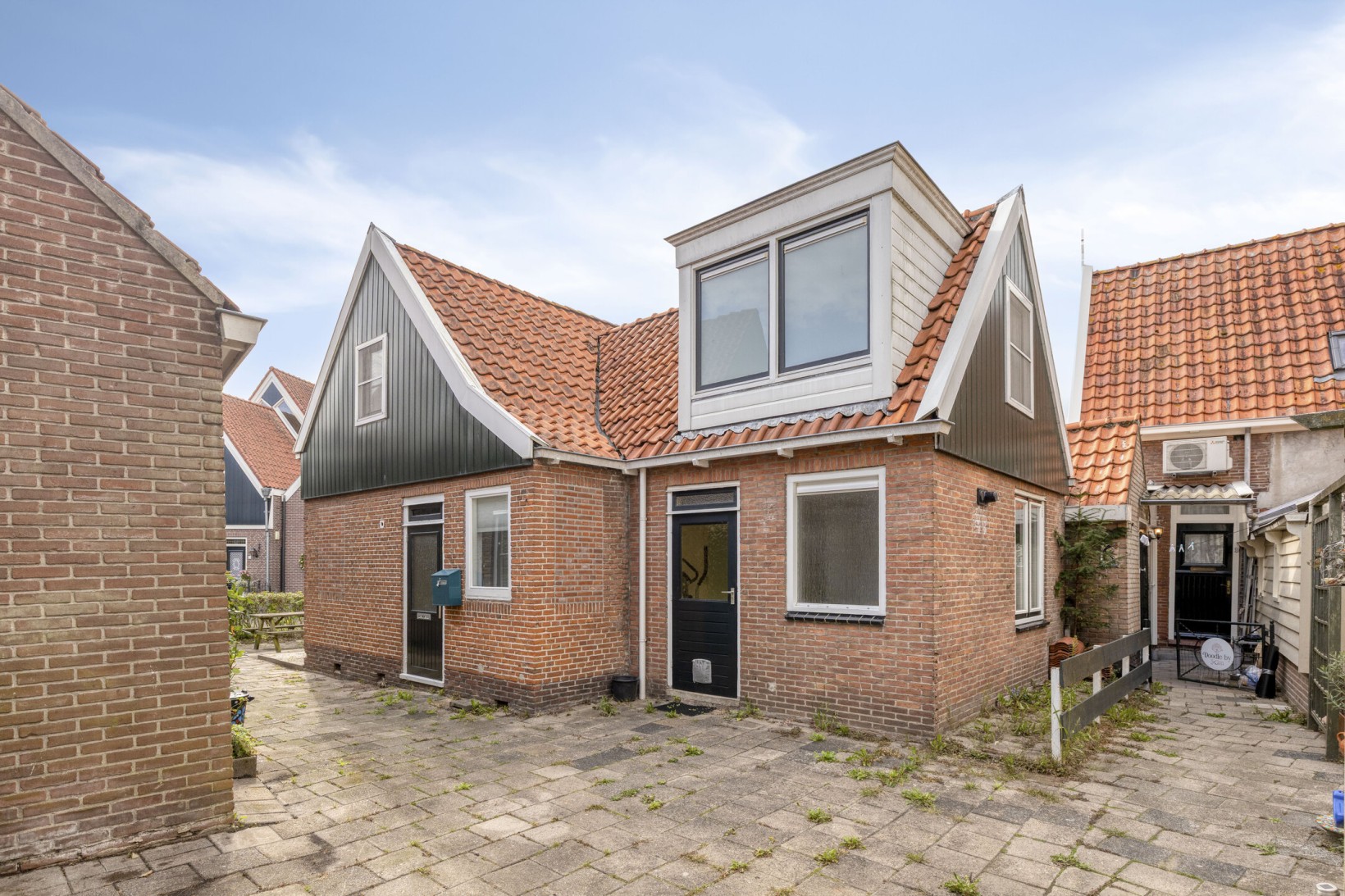 Hoekwoning te koop: Doolhof 53, Volendam