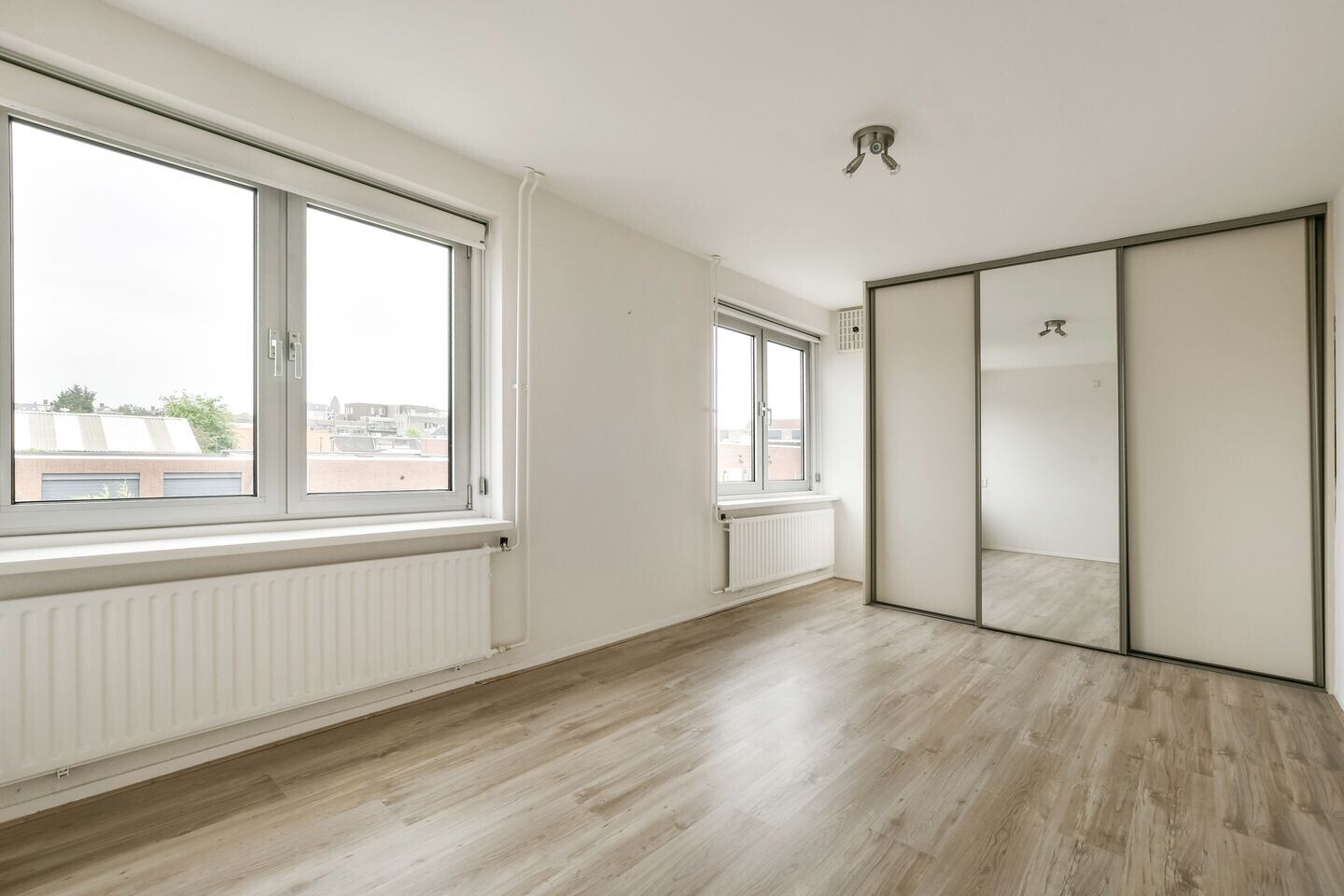 Twee-onder-één-kap te koop: Wilgenlaan 153, Zwanenburg