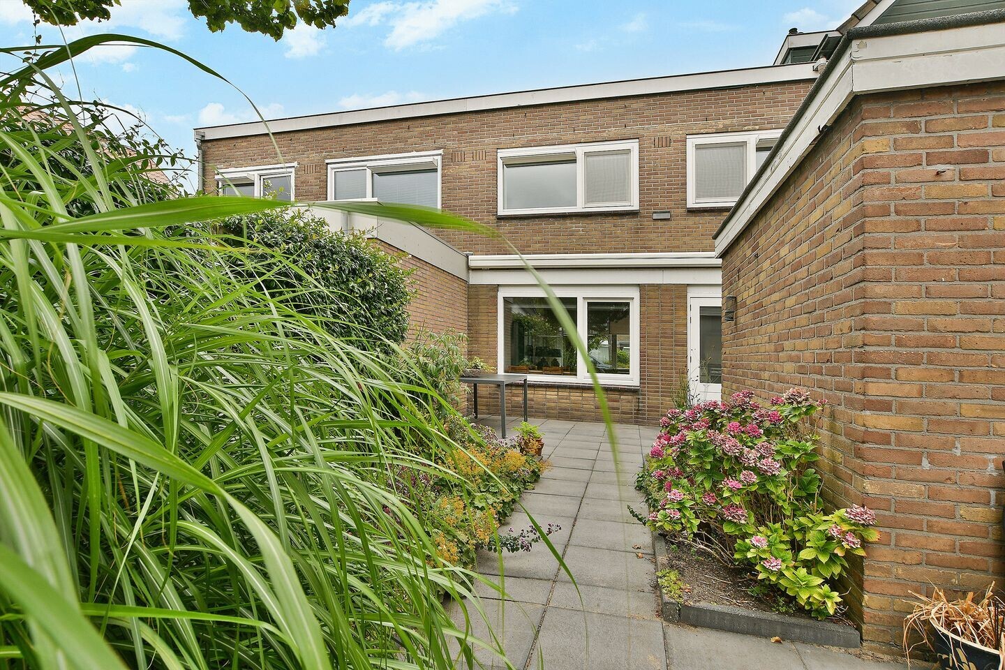 Tussenwoning te koop: Larixlaan 24, Zwanenburg