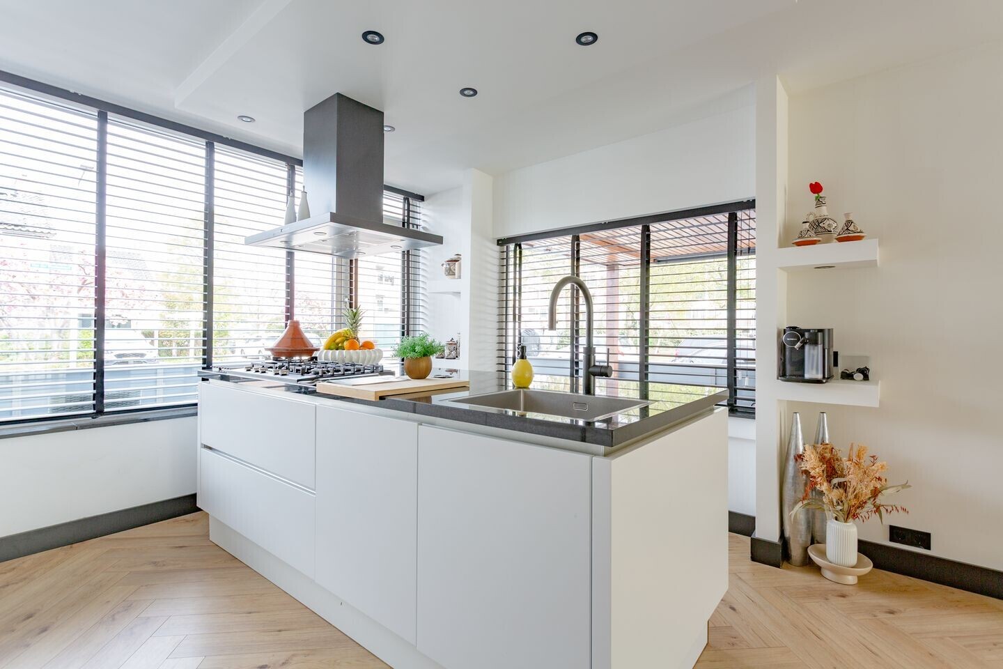 Hoekwoning te koop: Van der Waalsstraat 2, Badhoevedorp