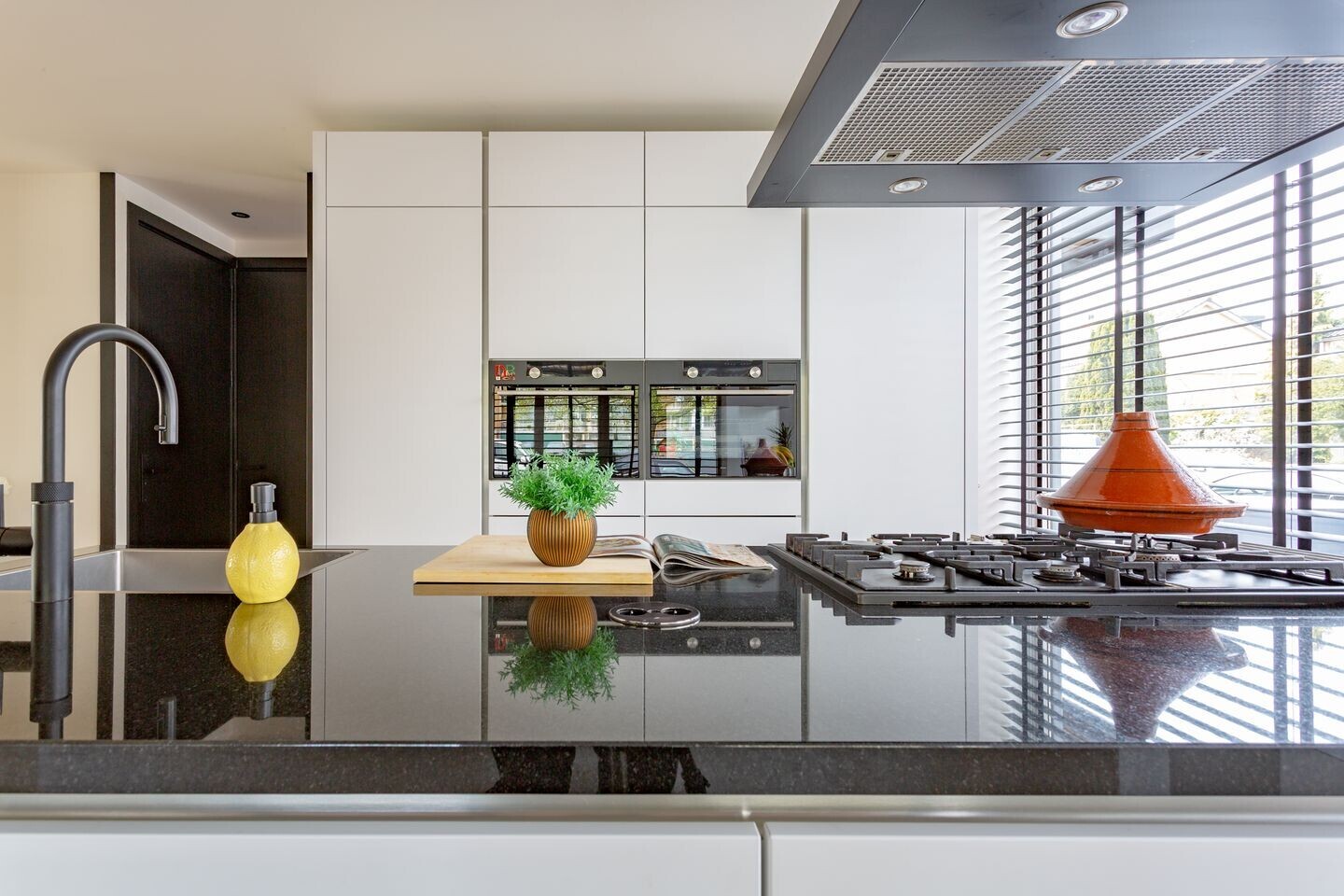 Hoekwoning te koop: Van der Waalsstraat 2, Badhoevedorp