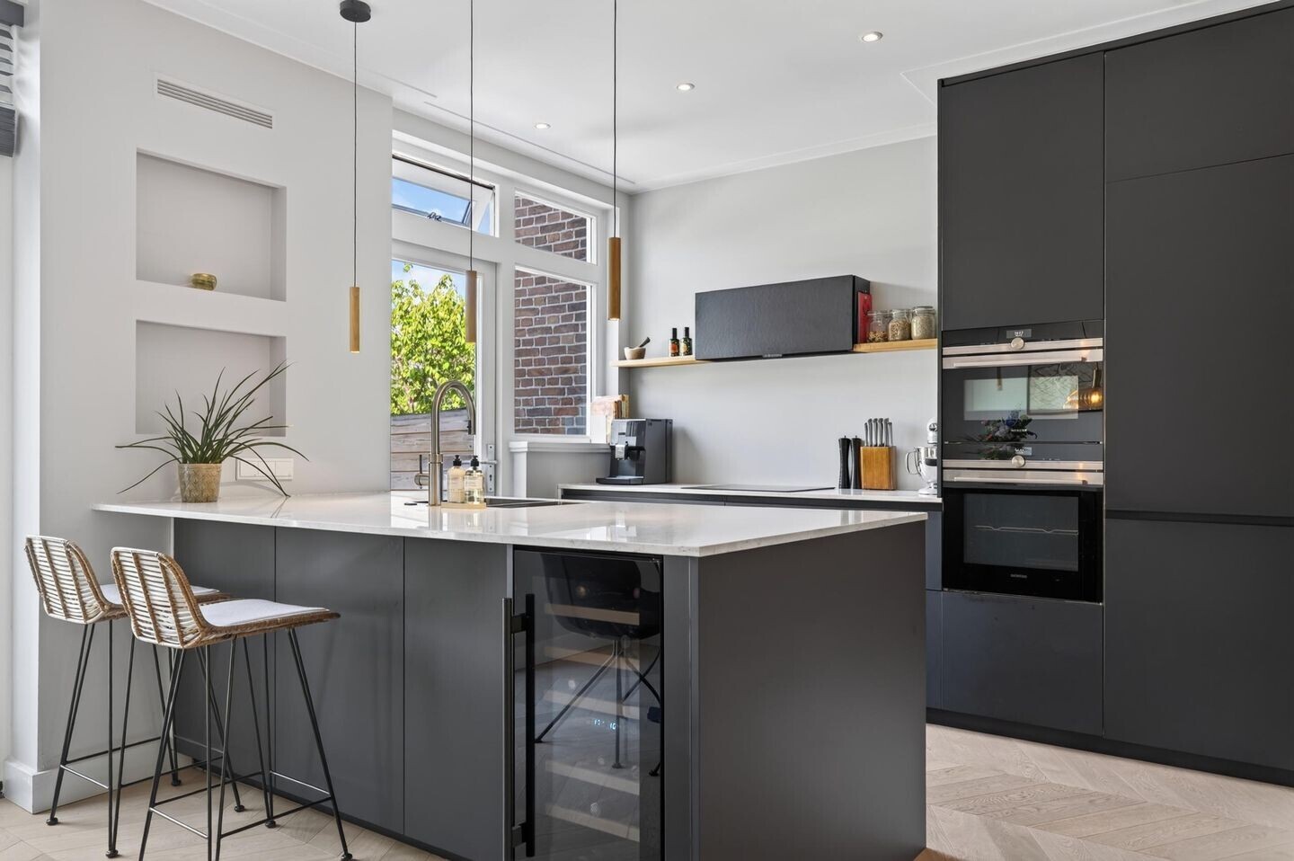 Tussenwoning te koop: Catharina van Clevelaan 4, Amstelveen