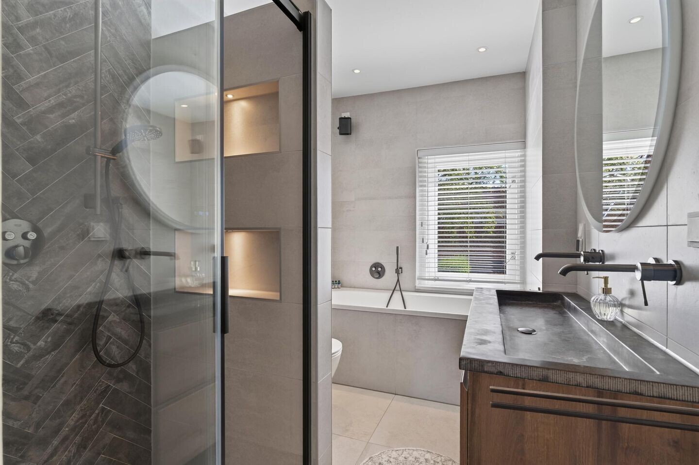 Tussenwoning te koop: Catharina van Clevelaan 4, Amstelveen
