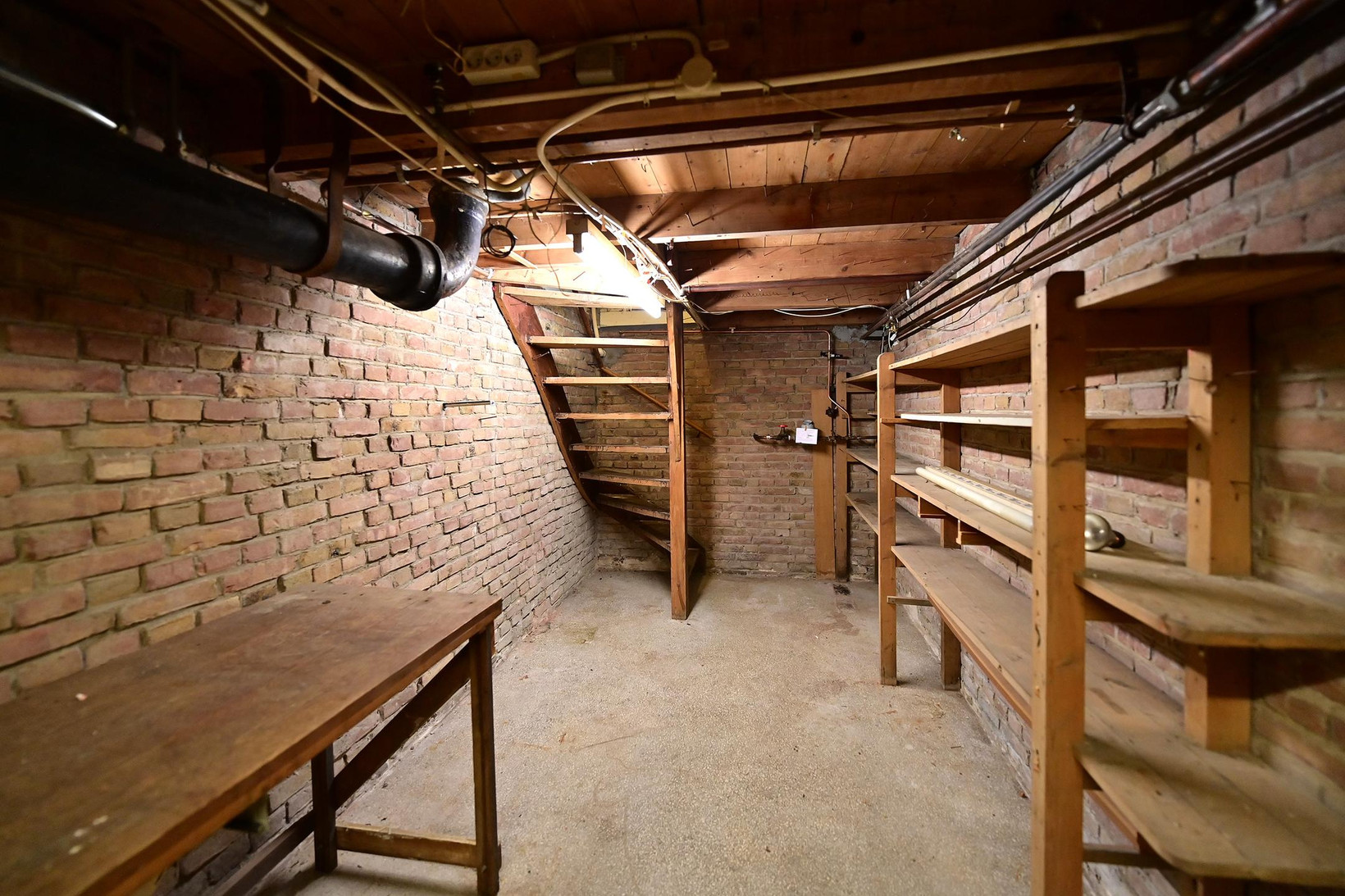 Tussenwoning te koop: Van Ostadelaan 15, Hilversum