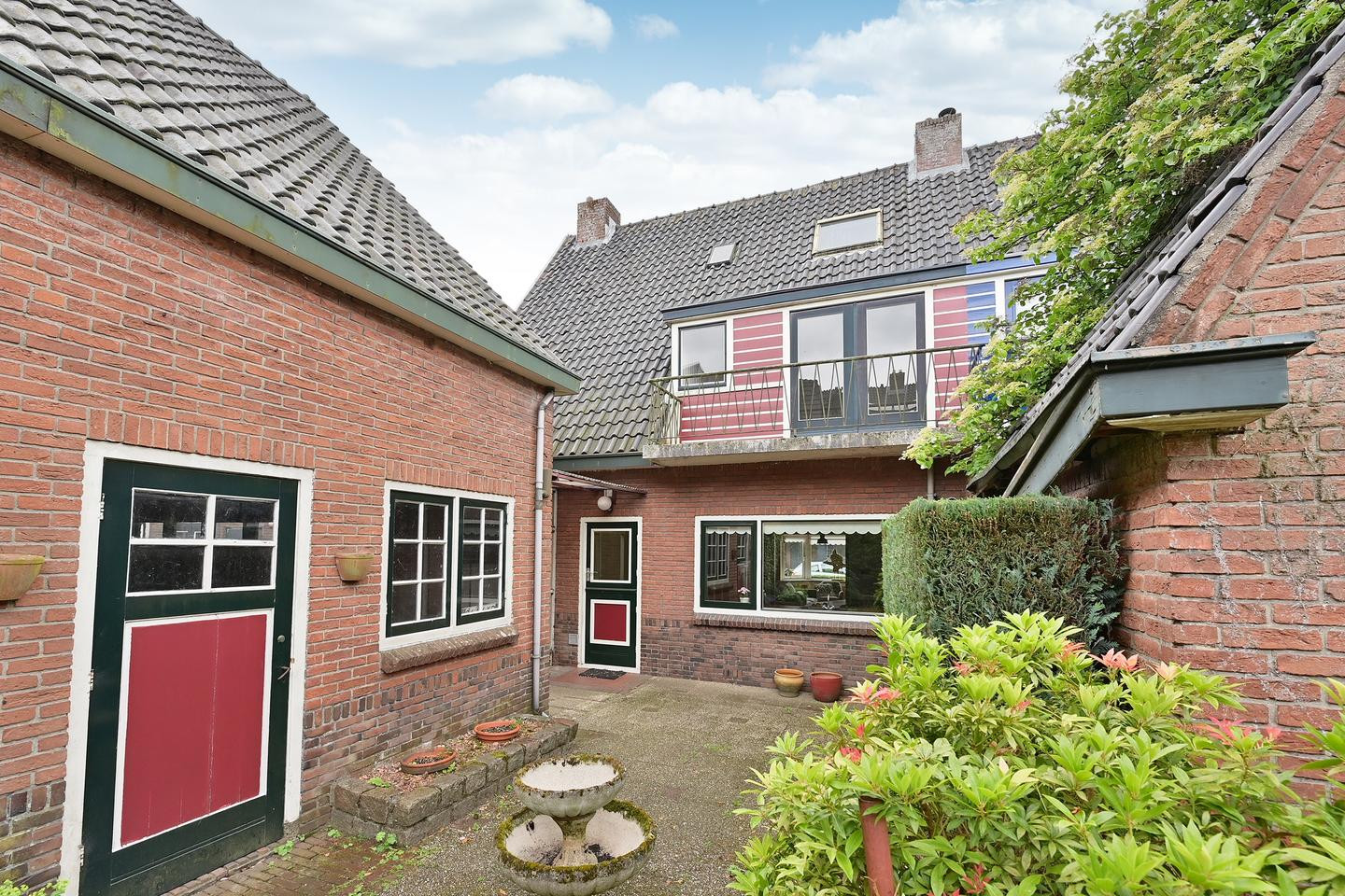 Twee-onder-één-kap te koop: Ambachtstraat 5, Laren