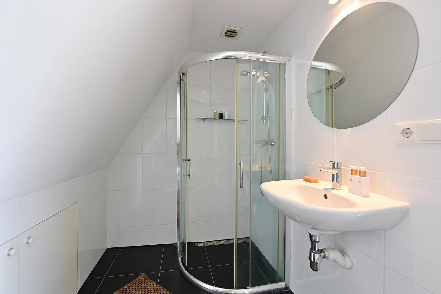 Hoekwoning te koop: De Bazelweg 34, Laren