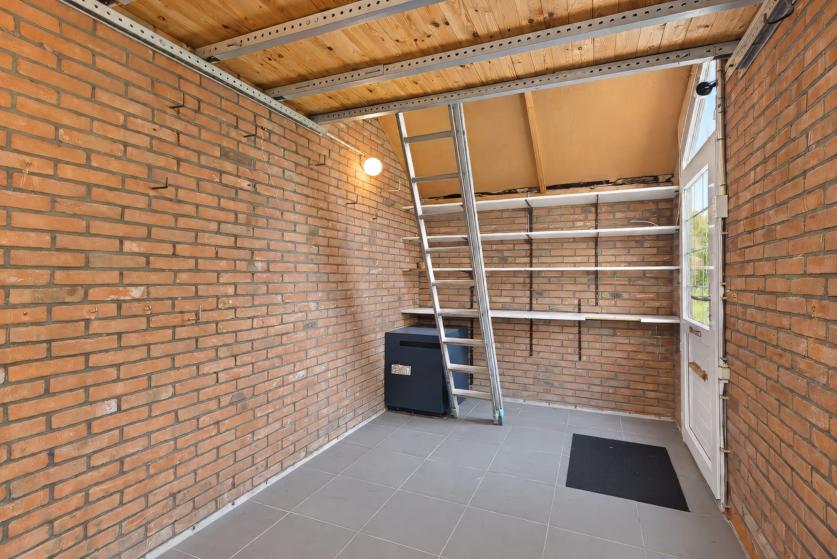 Tussenwoning te koop: Weegbree 12, Huizen