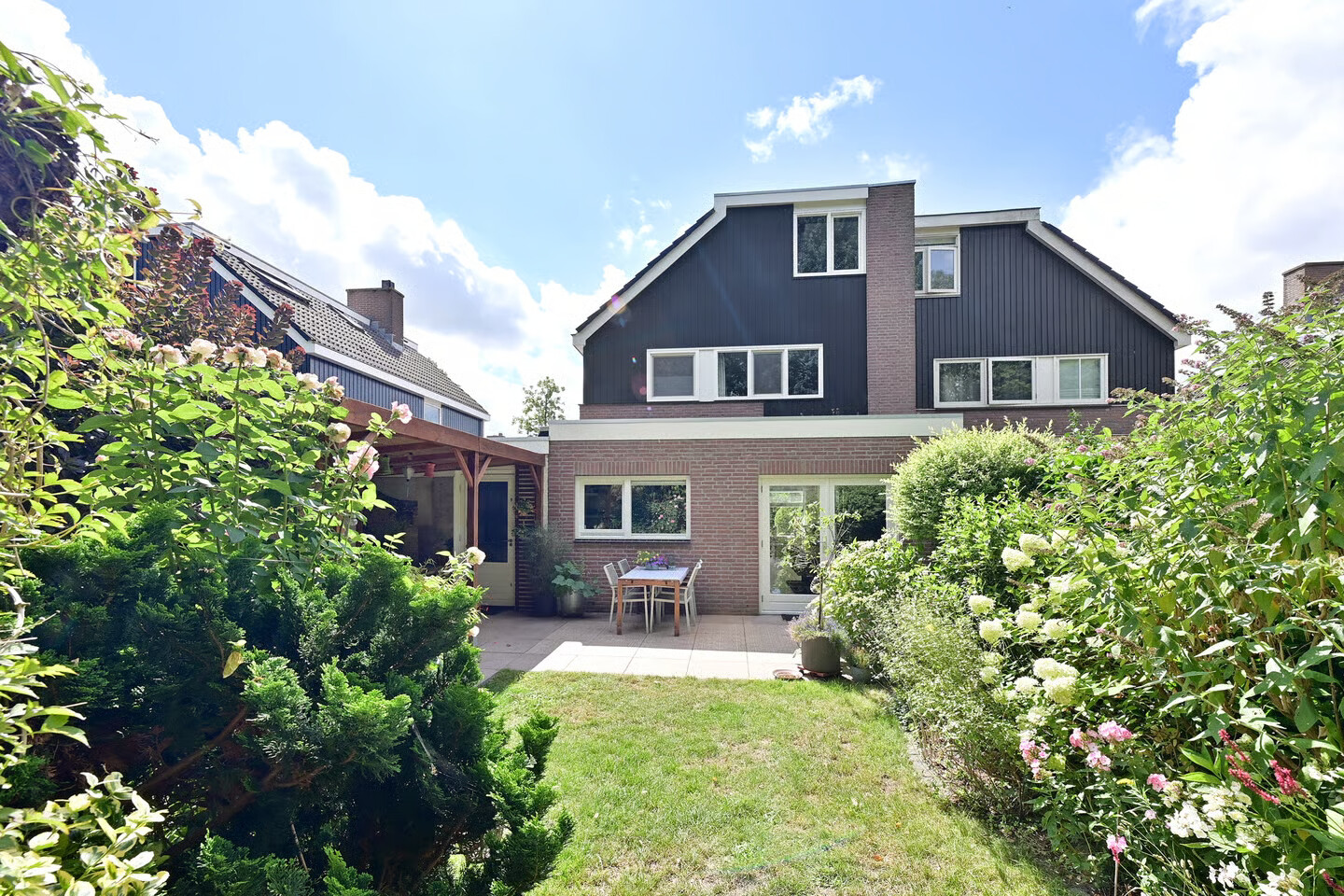 Tussenwoning te koop: Hoofdweg 50, Huizen