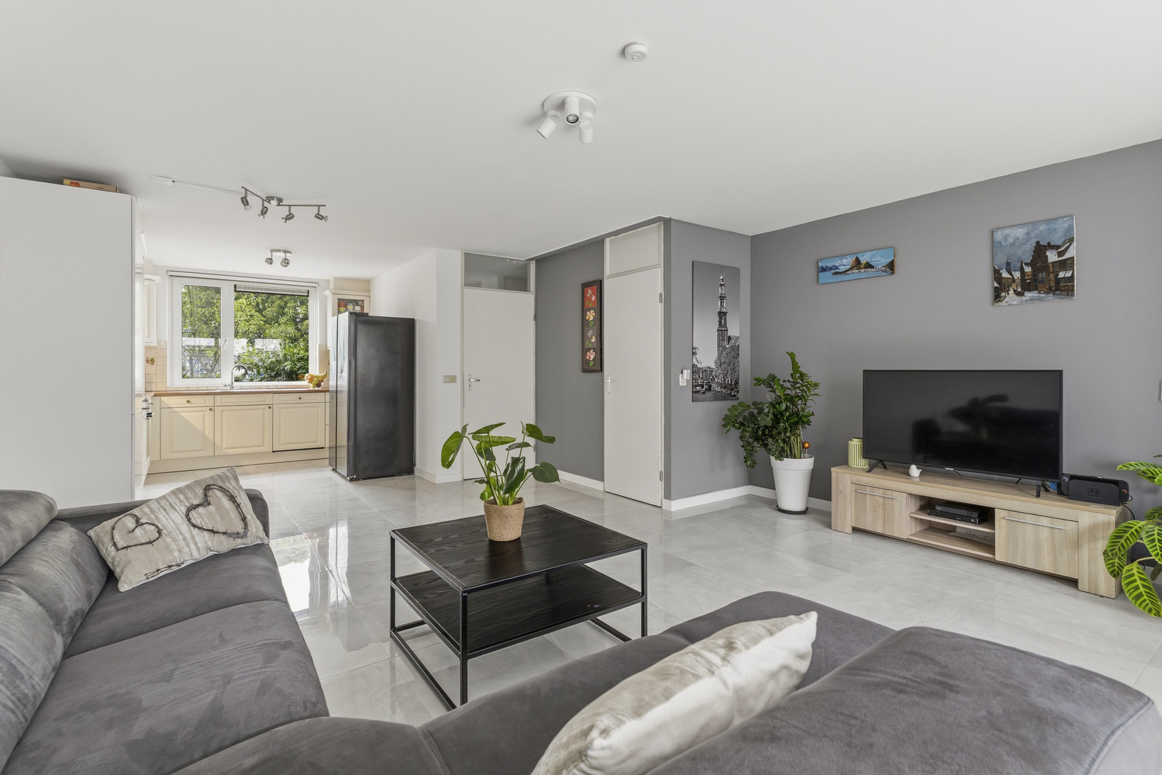 Tussenwoning te koop: Carusostraat 12, Almere