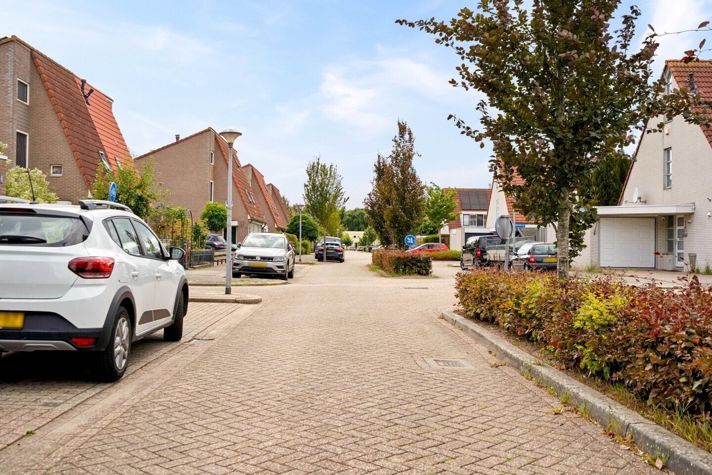 Tussenwoning te koop: Fluitekruidstraat 27, Almere