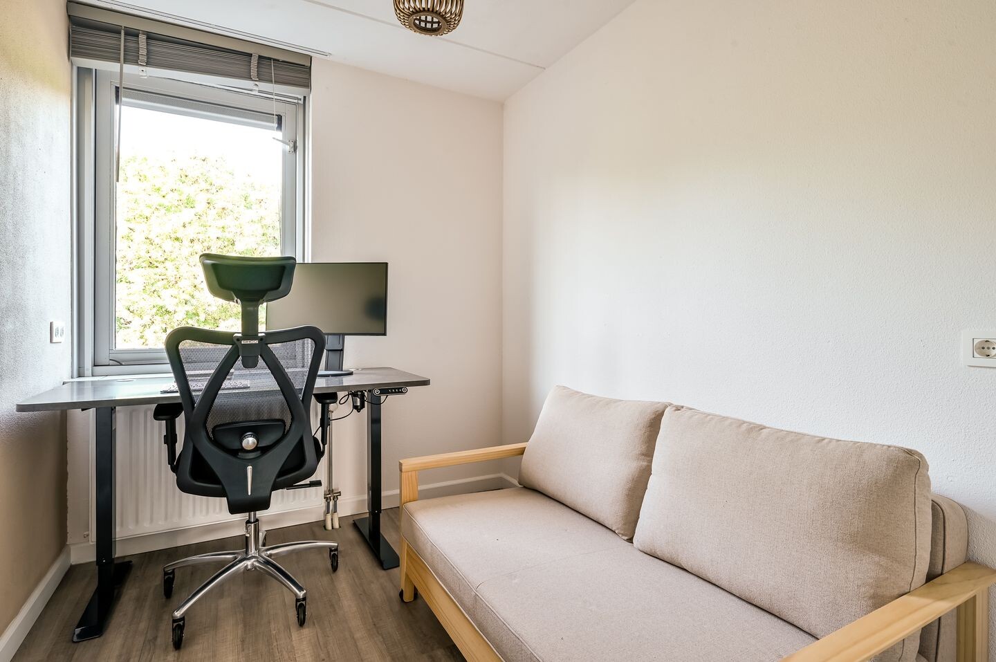 Tussenwoning te koop: Mesdagstraat 20, Almere