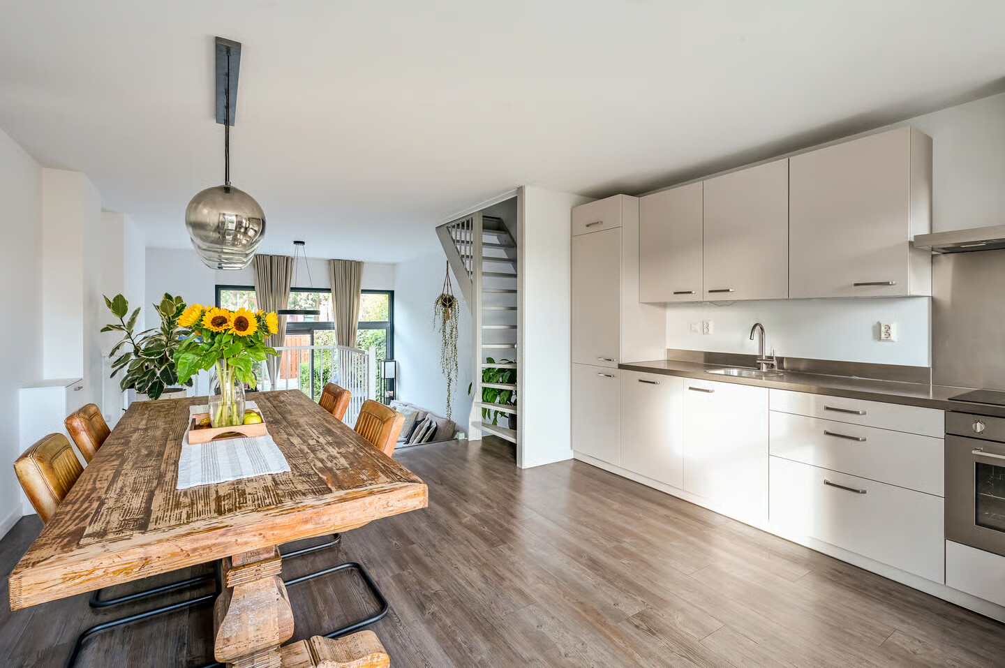 Tussenwoning te koop: Mesdagstraat 20, Almere