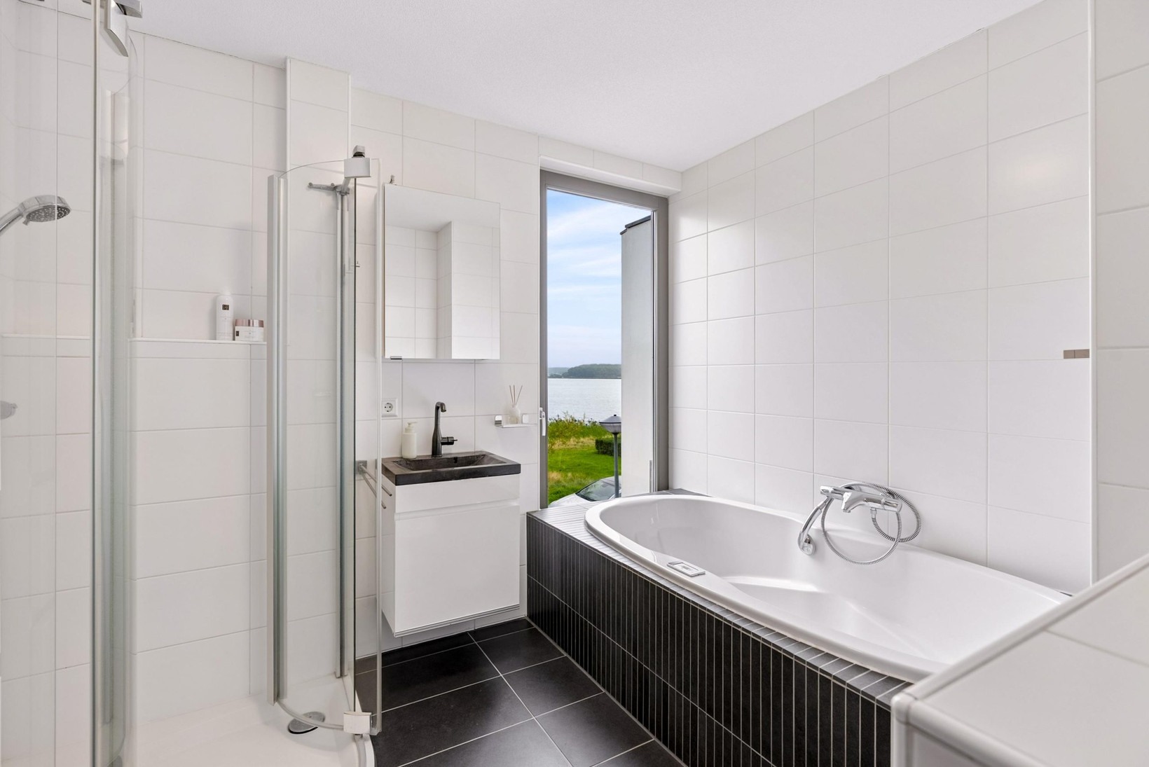 Tussenwoning te koop: Helmstok 35, Almere