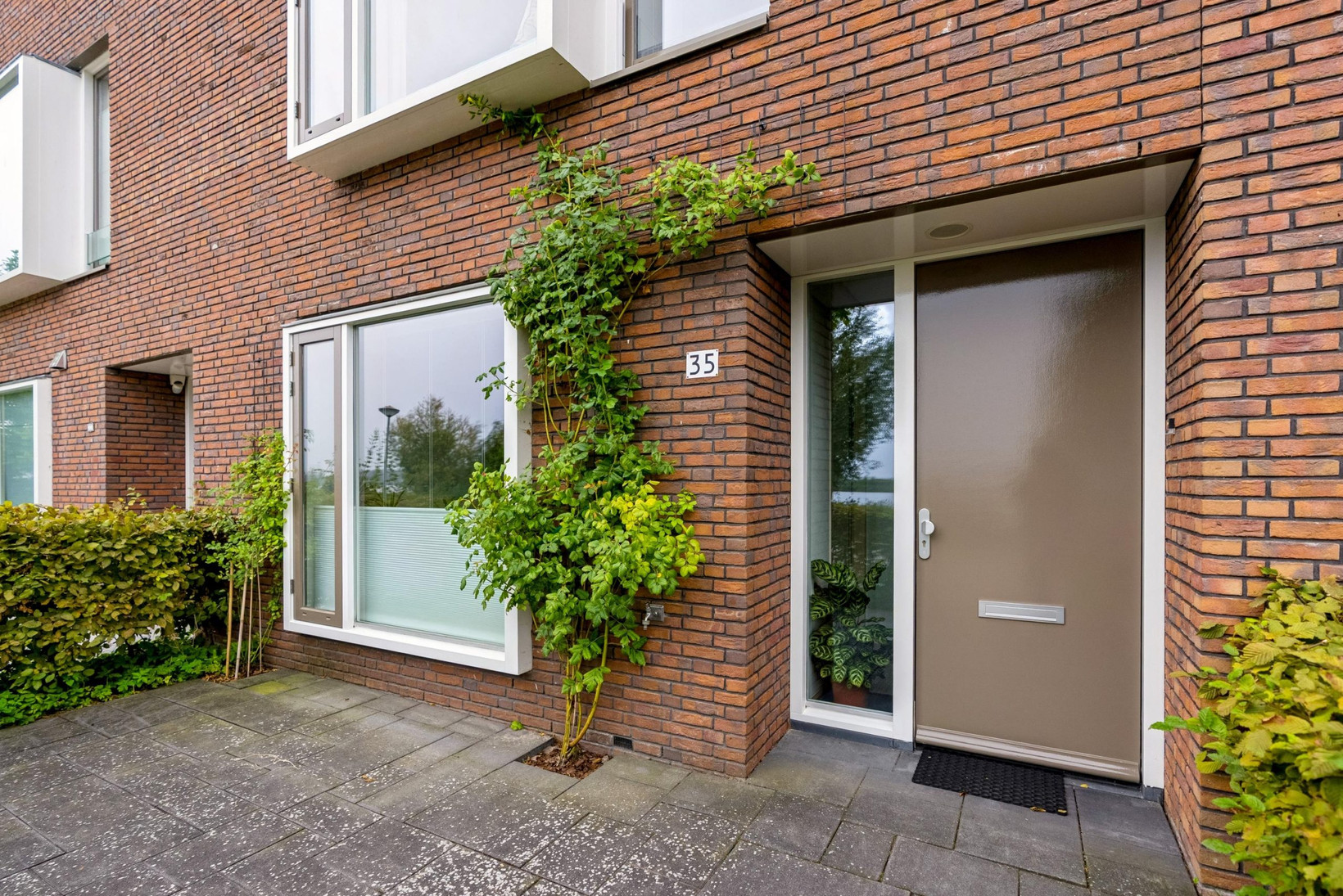 Tussenwoning te koop: Helmstok 35, Almere
