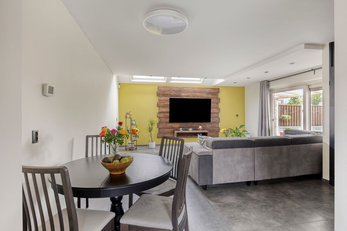Hoekwoning te koop: Naardenstraat 8, Almere