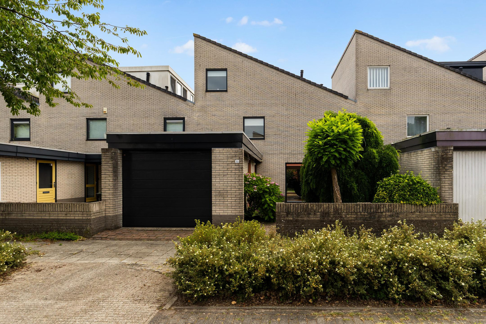 Tussenwoning te koop: Esdoornplantsoen 30, Almere