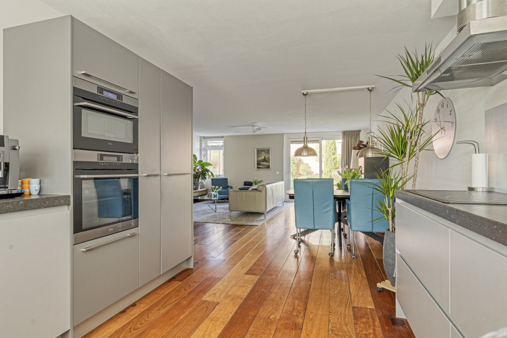 Tussenwoning te koop: Abrikozenhof 28, Almere