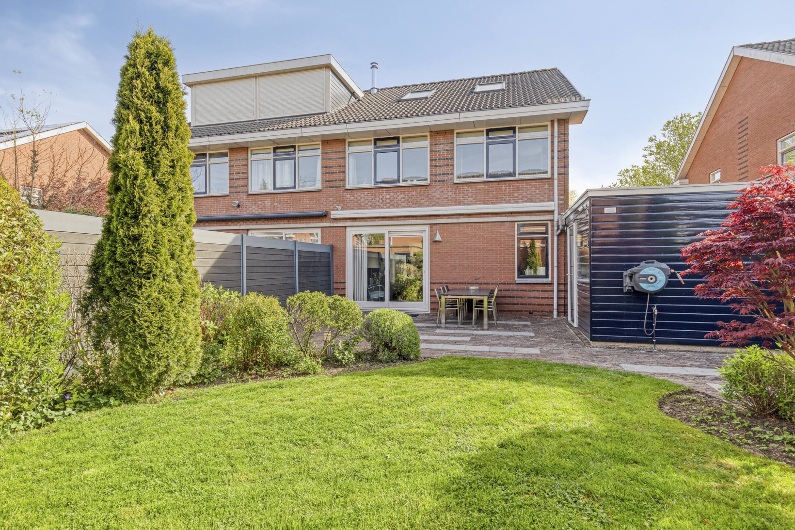 Tussenwoning te koop: Abrikozenhof 28, Almere