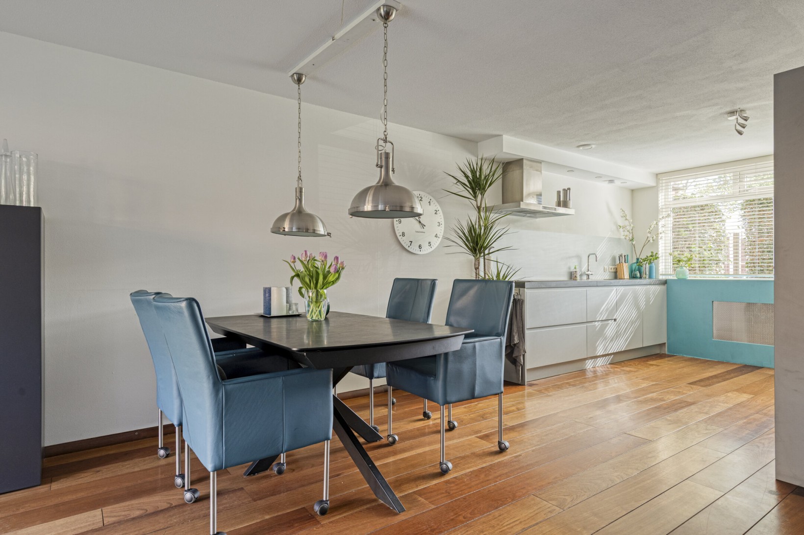 Tussenwoning te koop: Abrikozenhof 28, Almere