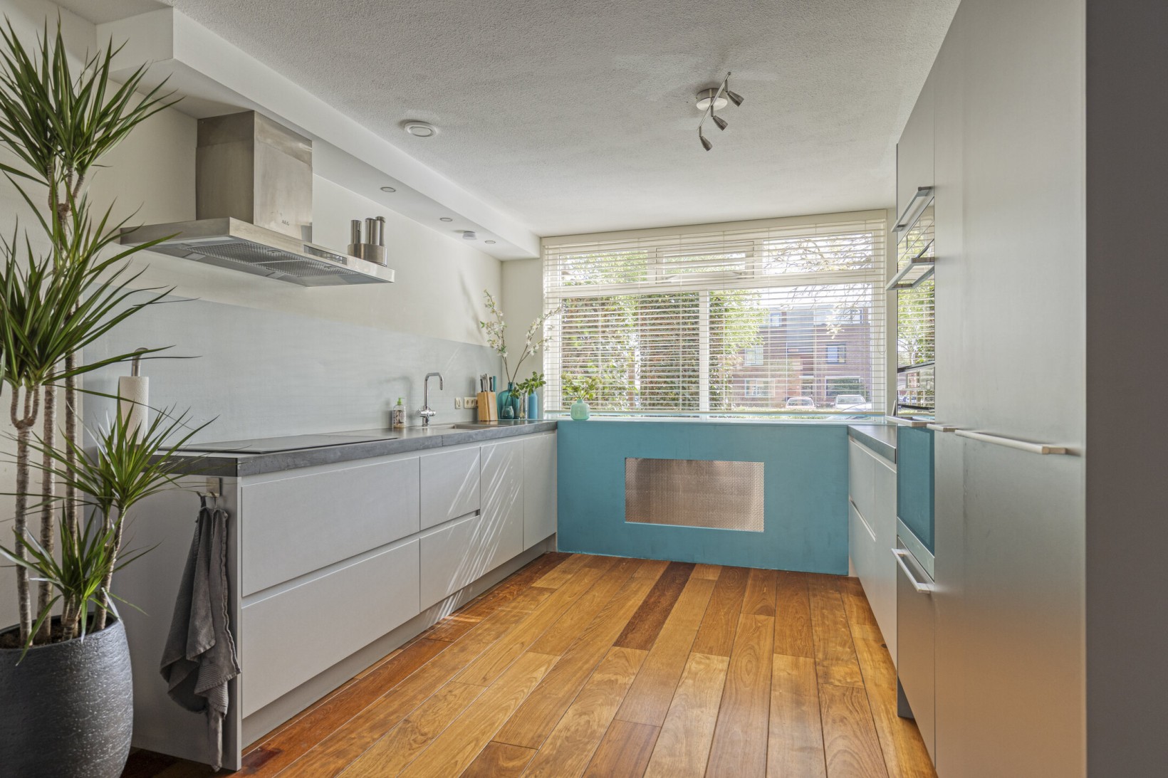 Tussenwoning te koop: Abrikozenhof 28, Almere