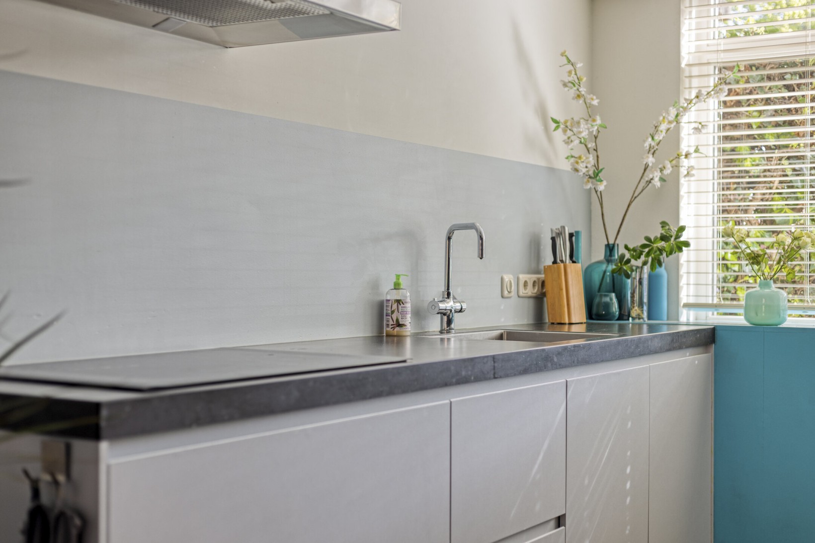 Tussenwoning te koop: Abrikozenhof 28, Almere