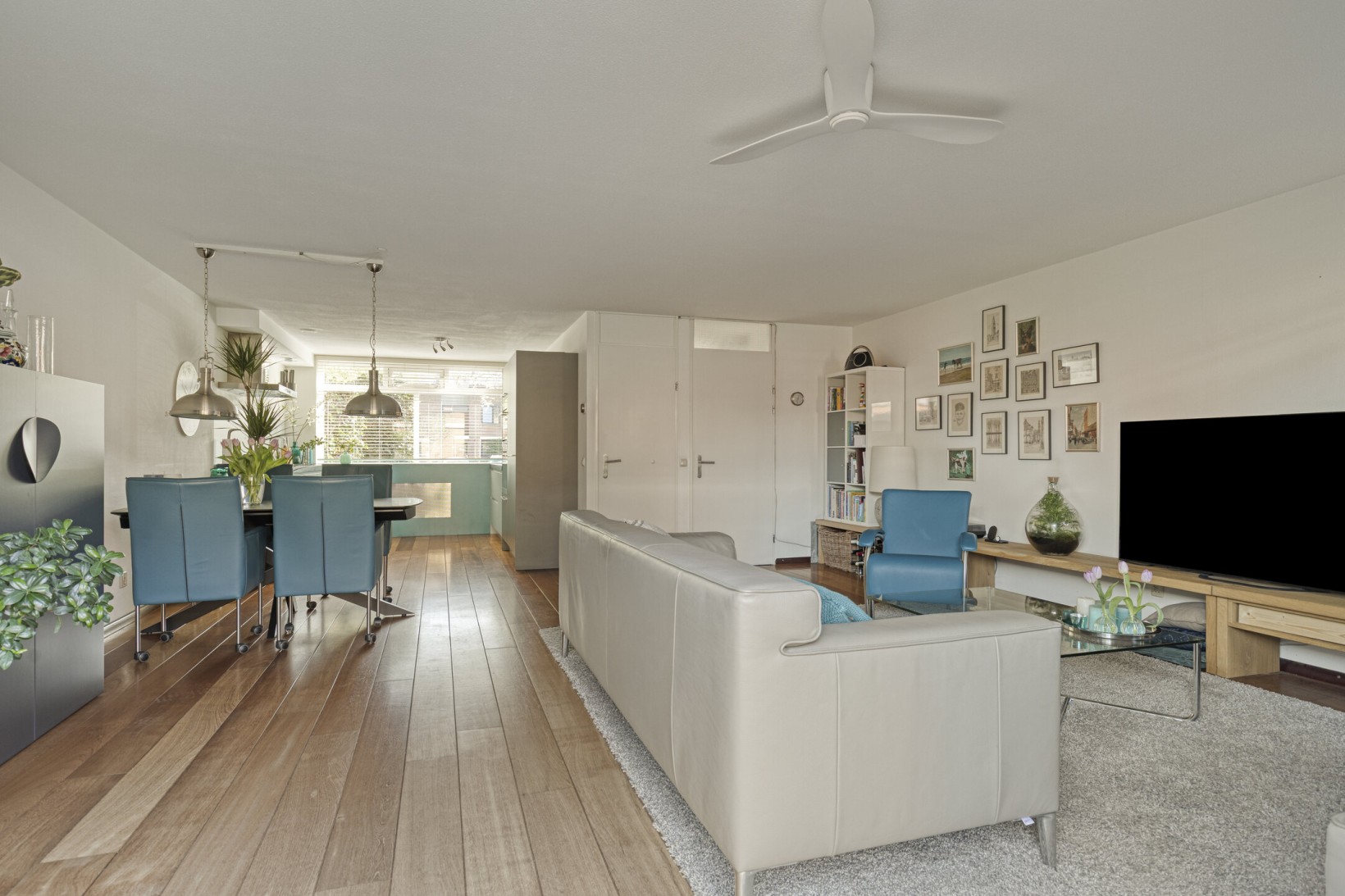 Tussenwoning te koop: Abrikozenhof 28, Almere