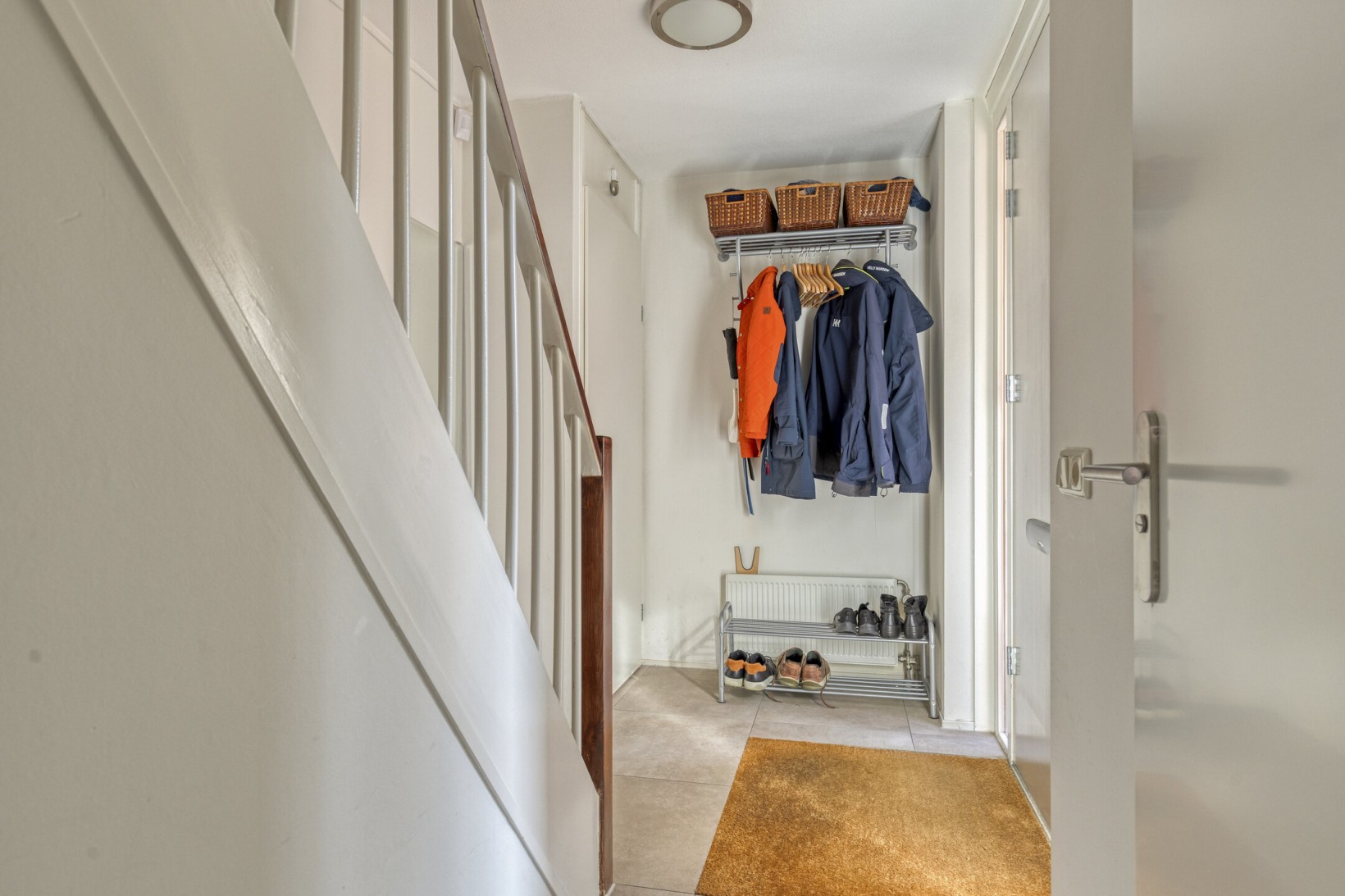 Tussenwoning te koop: Abrikozenhof 28, Almere