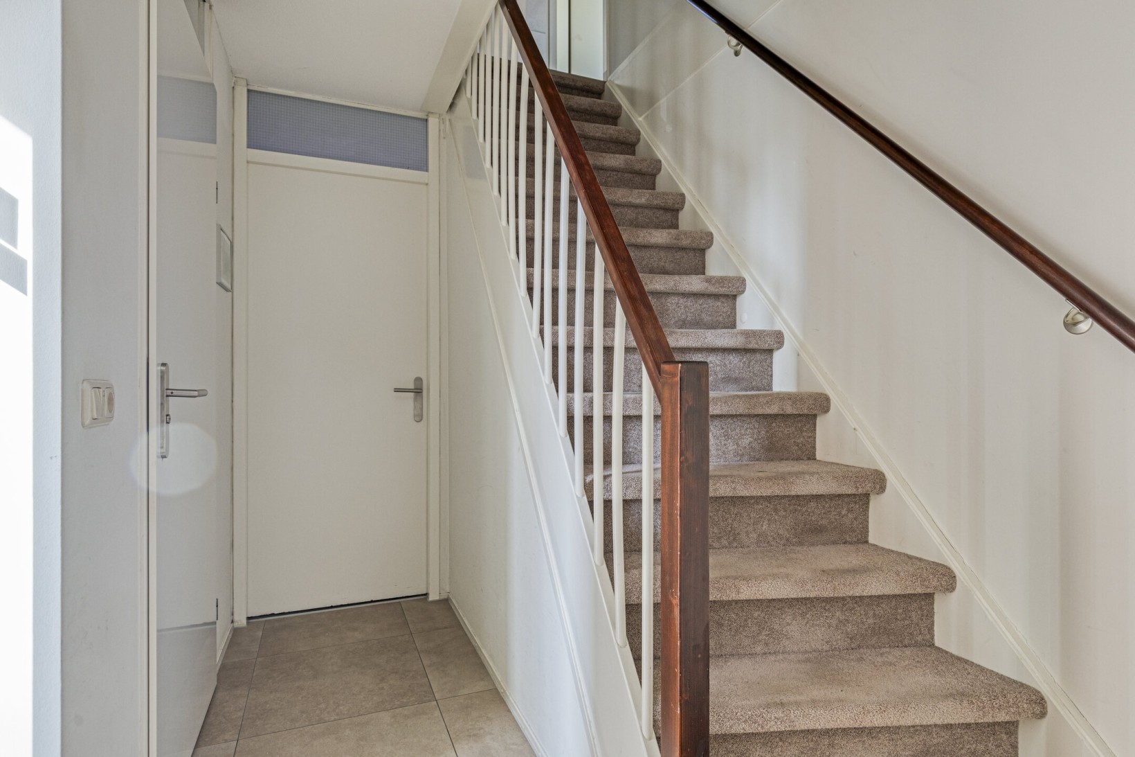 Tussenwoning te koop: Abrikozenhof 28, Almere