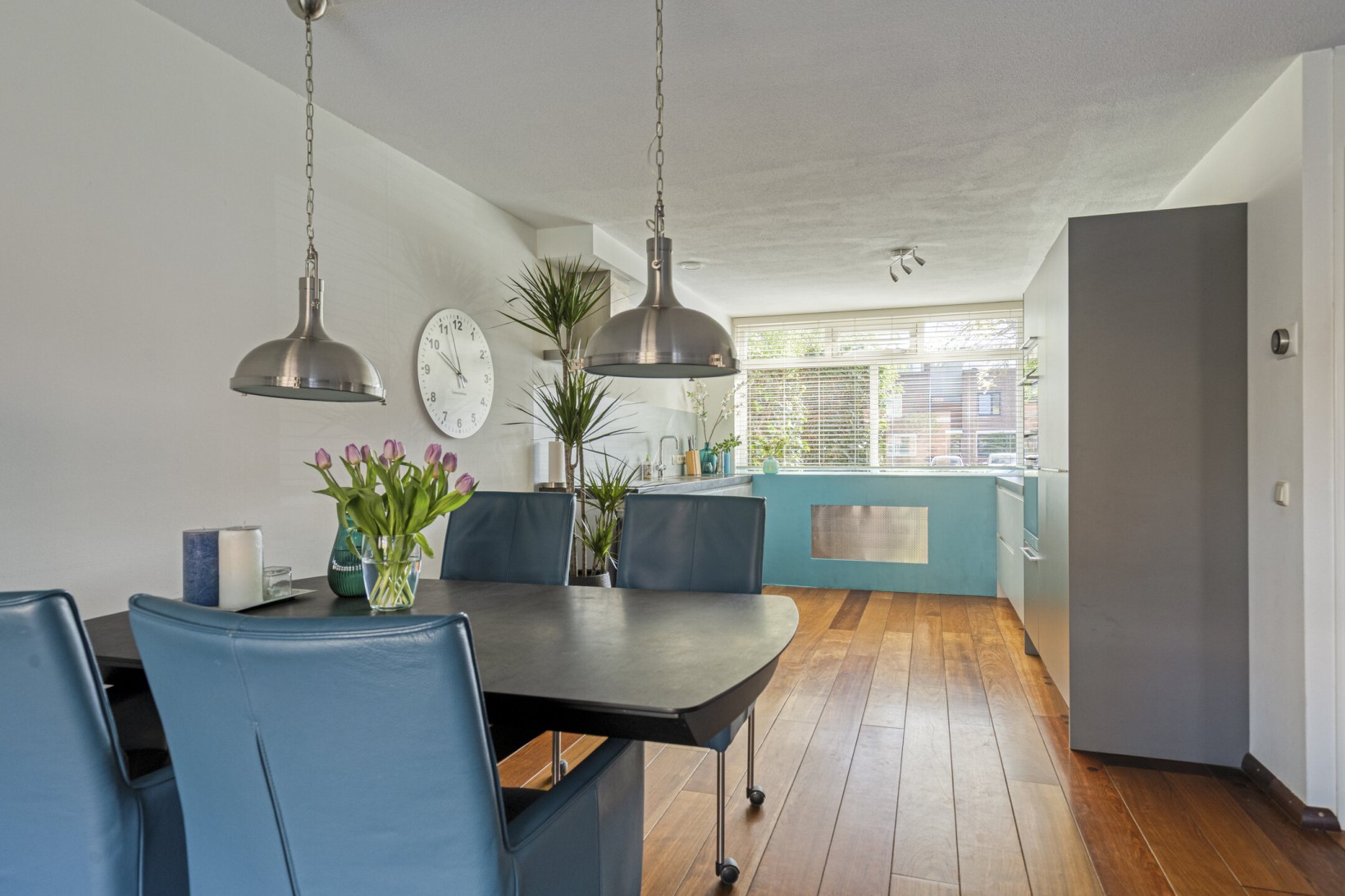 Tussenwoning te koop: Abrikozenhof 28, Almere