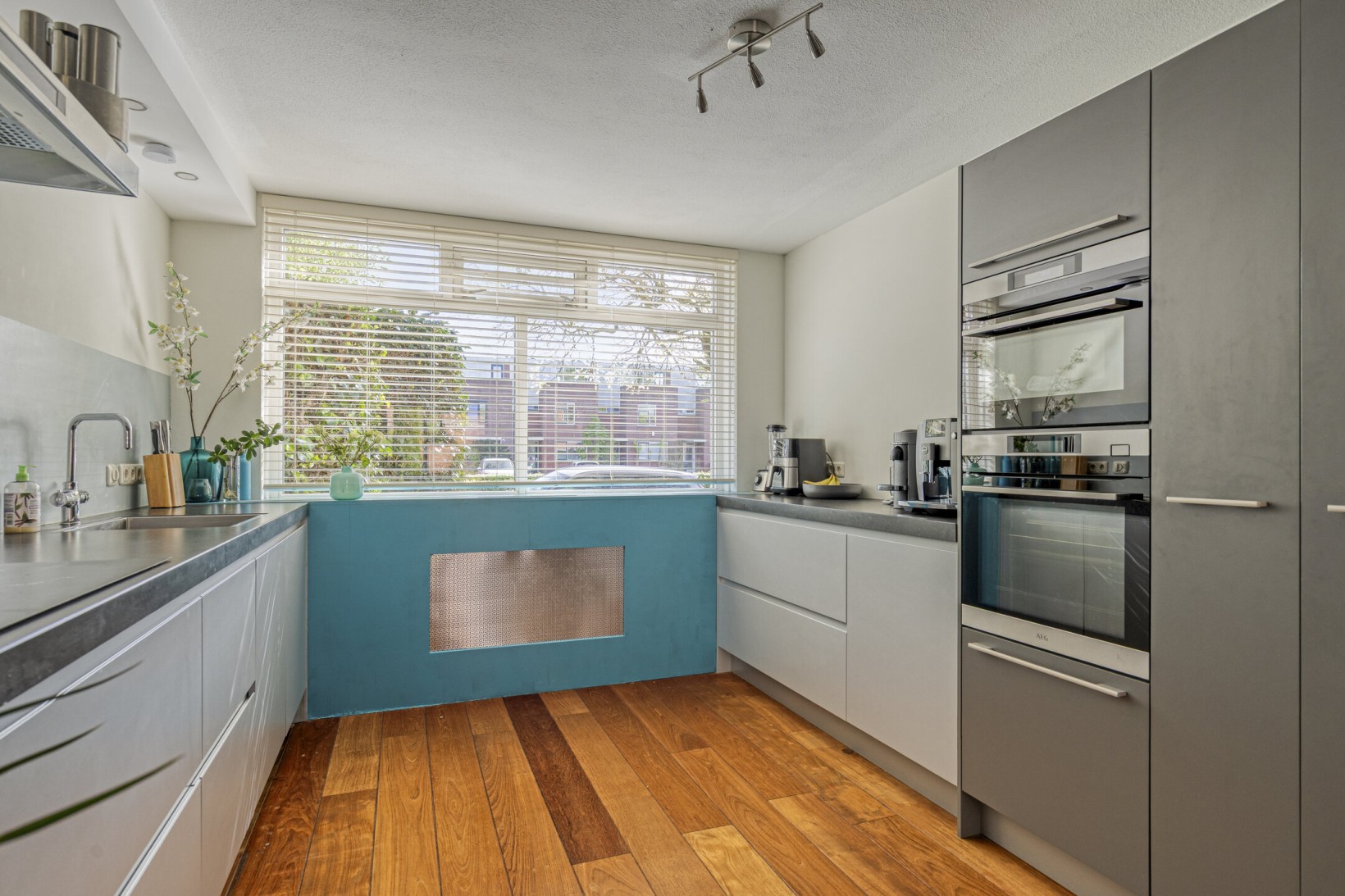 Tussenwoning te koop: Abrikozenhof 28, Almere