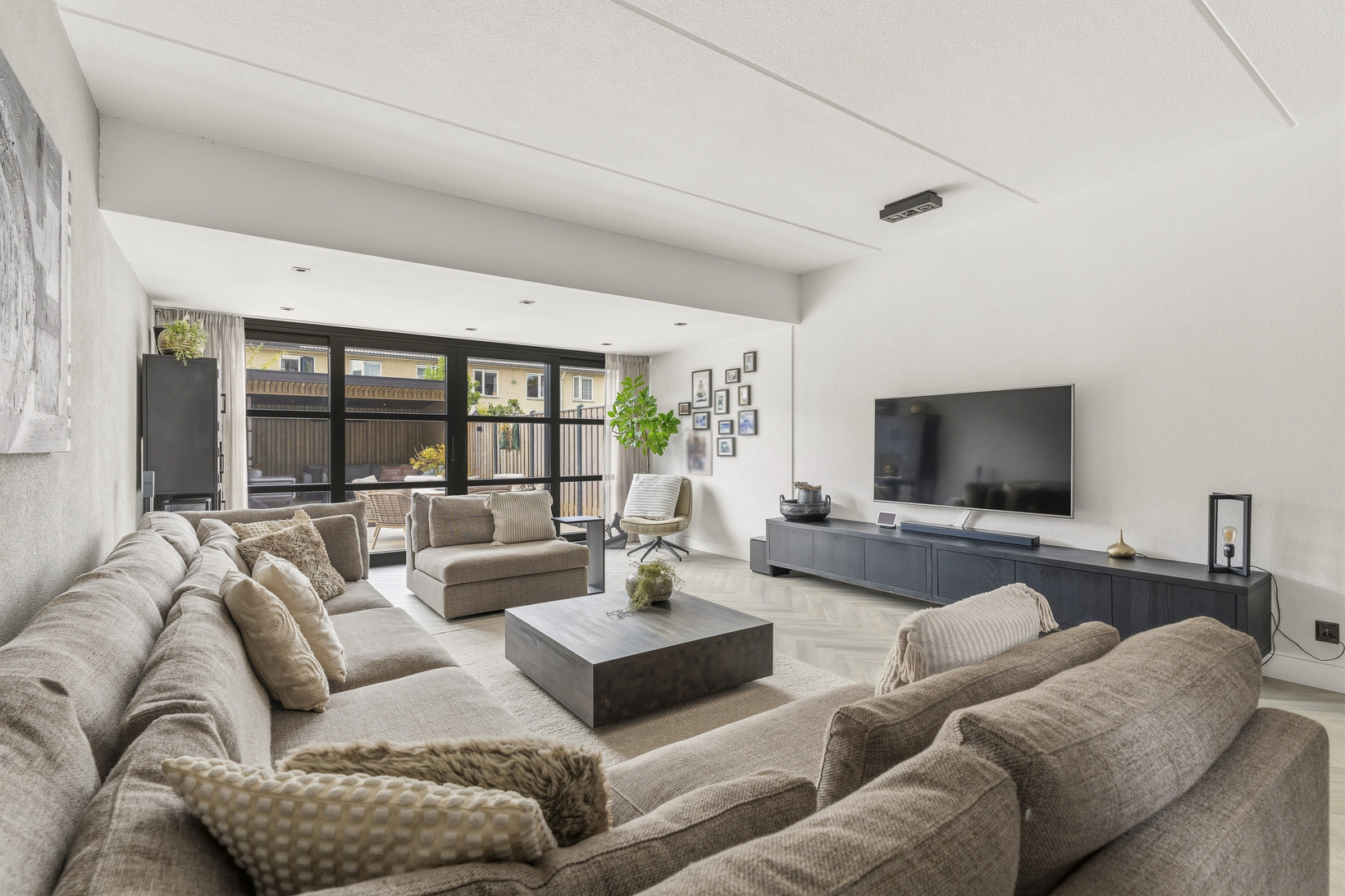 Tussenwoning te koop: Aardbeienstraat 13, Almere