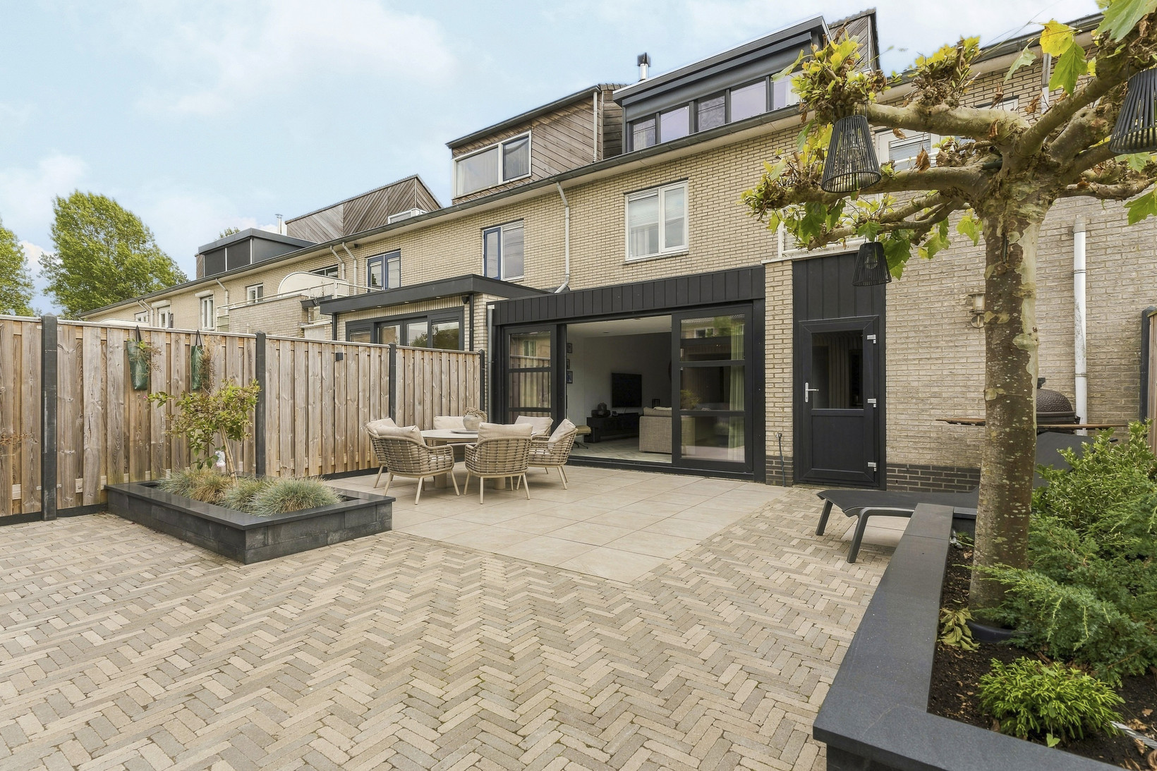 Tussenwoning te koop: Aardbeienstraat 13, Almere