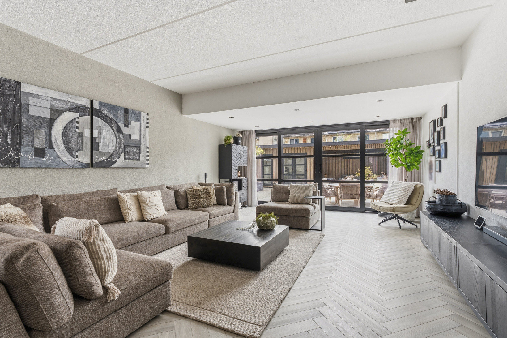 Tussenwoning te koop: Aardbeienstraat 13, Almere