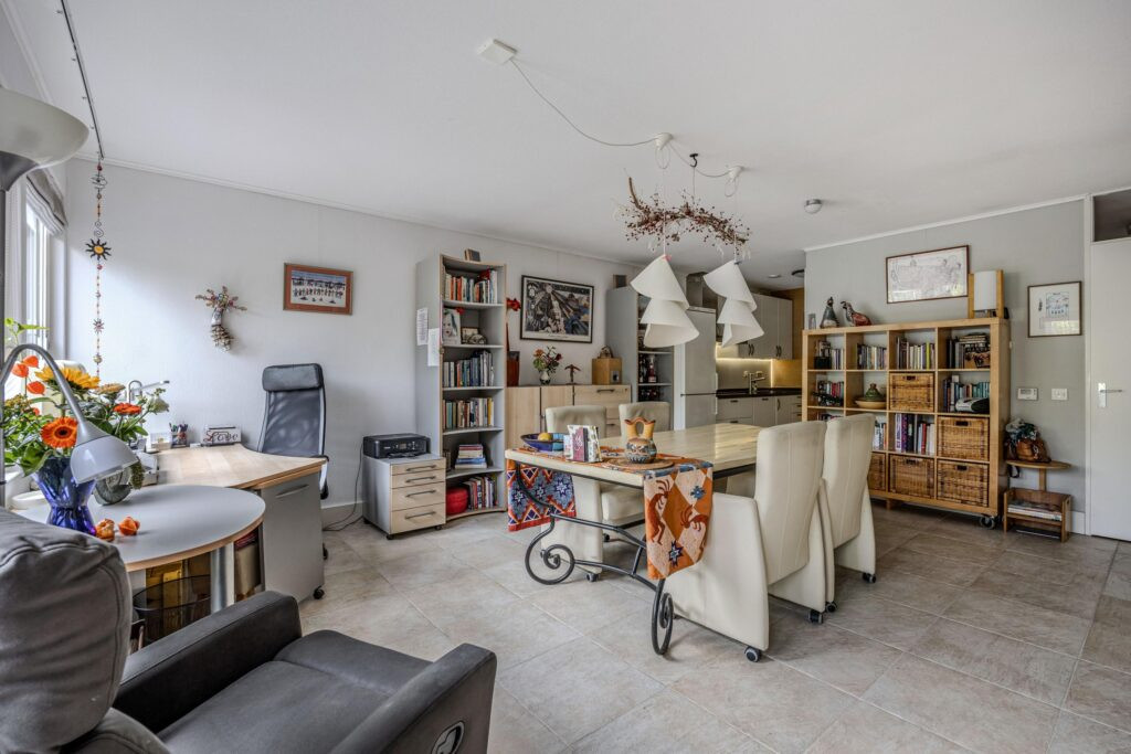 Tussenwoning te koop: Charlotte van Pallandtlaan 10, Almere