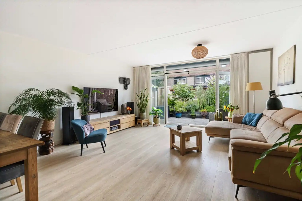 Tussenwoning te koop: Wipmolenweg 361, Almere