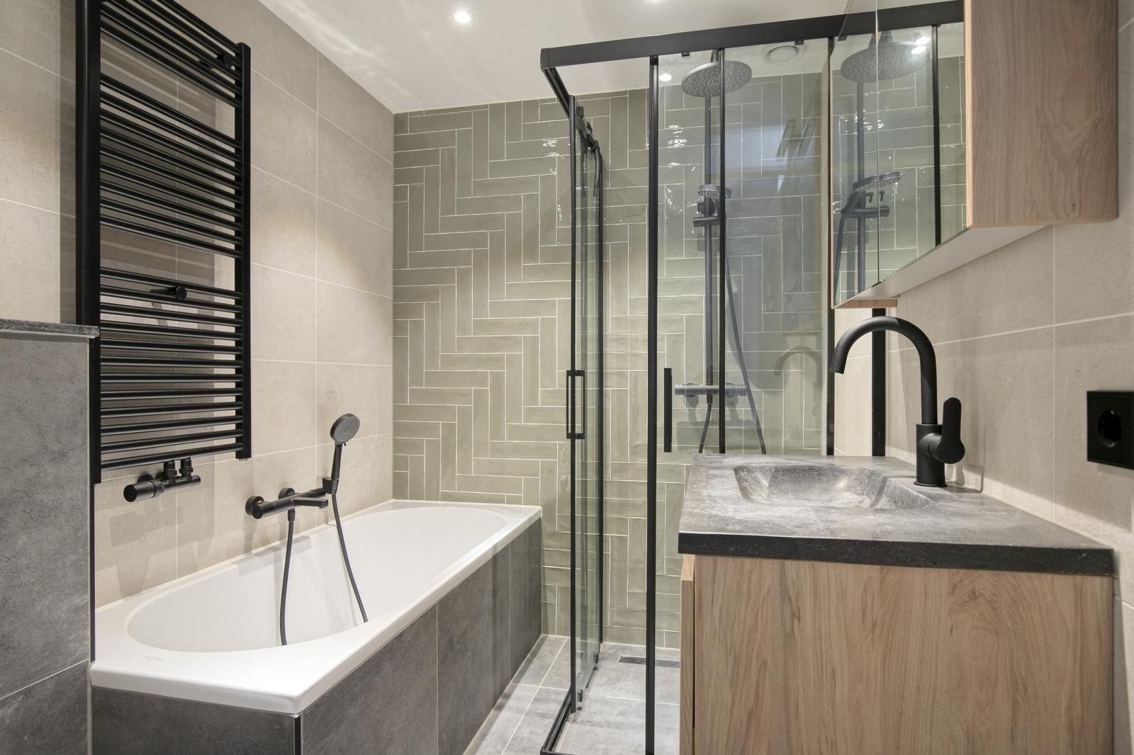 Tussenwoning te koop: Januaristraat 13, Almere