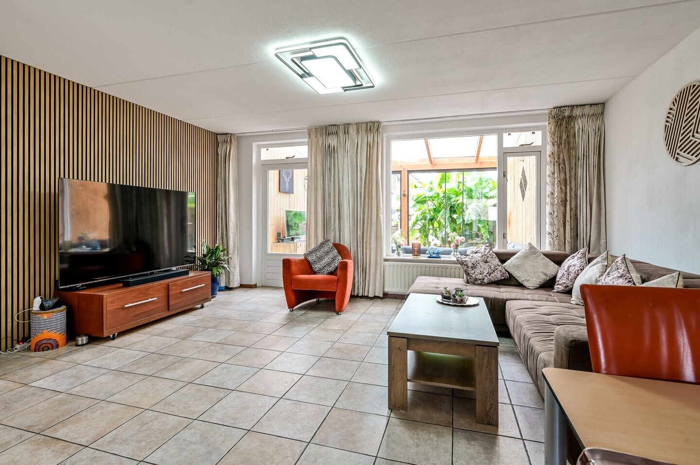 Tussenwoning te koop: Bizonplantsoen 25, Almere