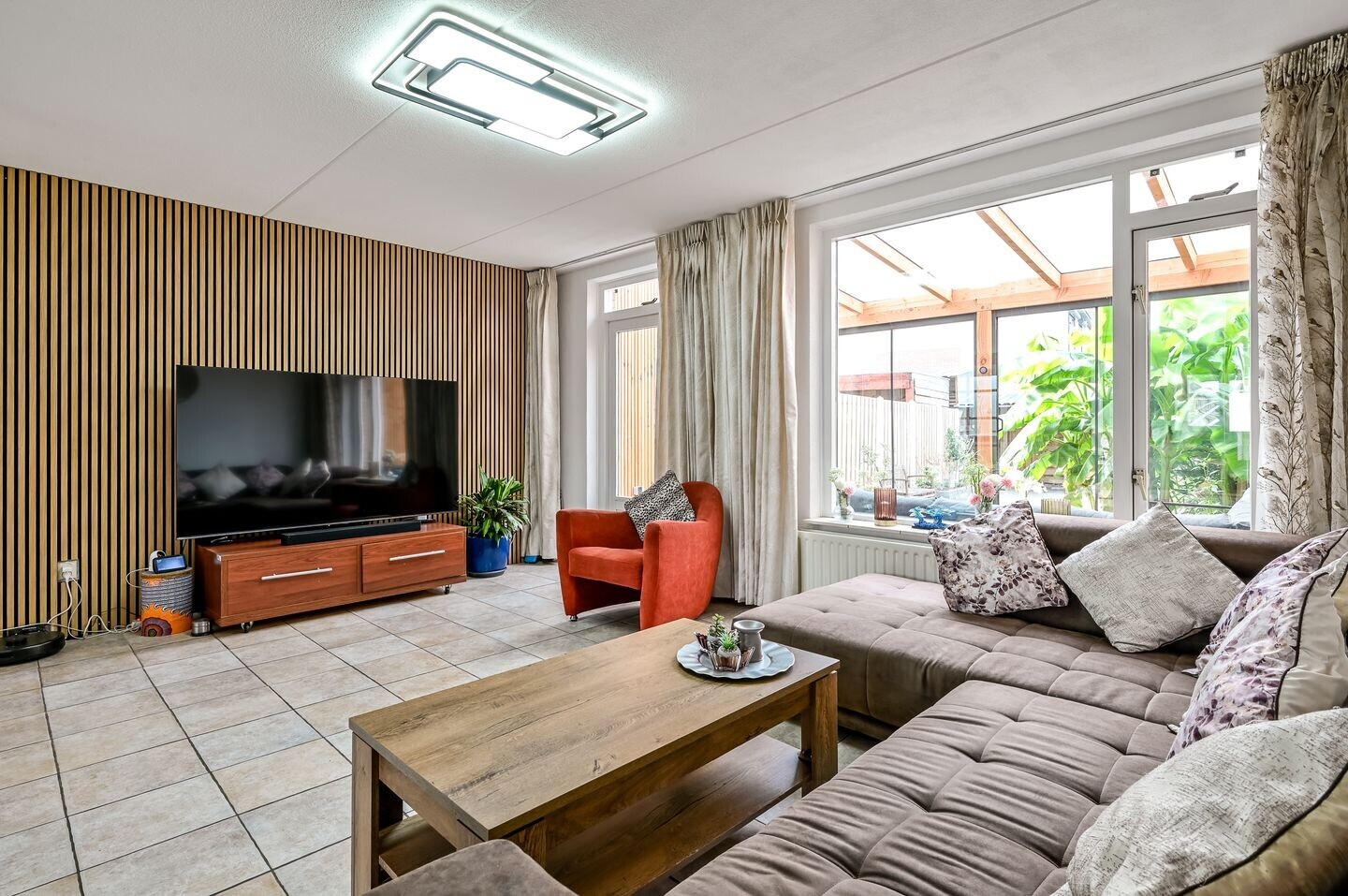 Tussenwoning te koop: Bizonplantsoen 25, Almere