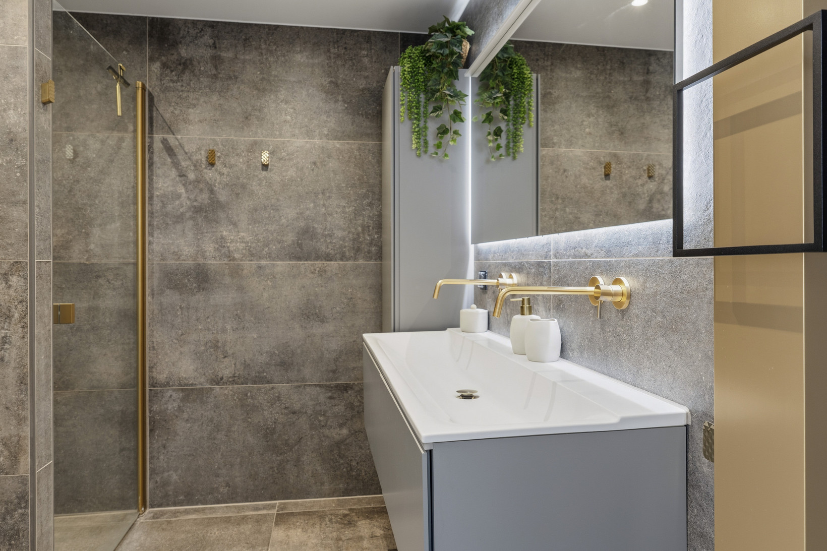 Tussenwoning te koop: Lofotenweg 60, Almere
