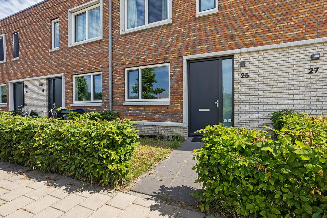 Tussenwoning te koop: Trota van Salernostraat 25, Almere