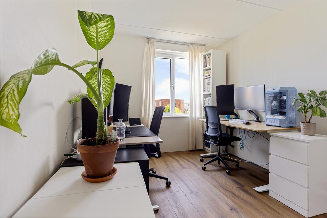 Tussenwoning te koop: Trota van Salernostraat 25, Almere