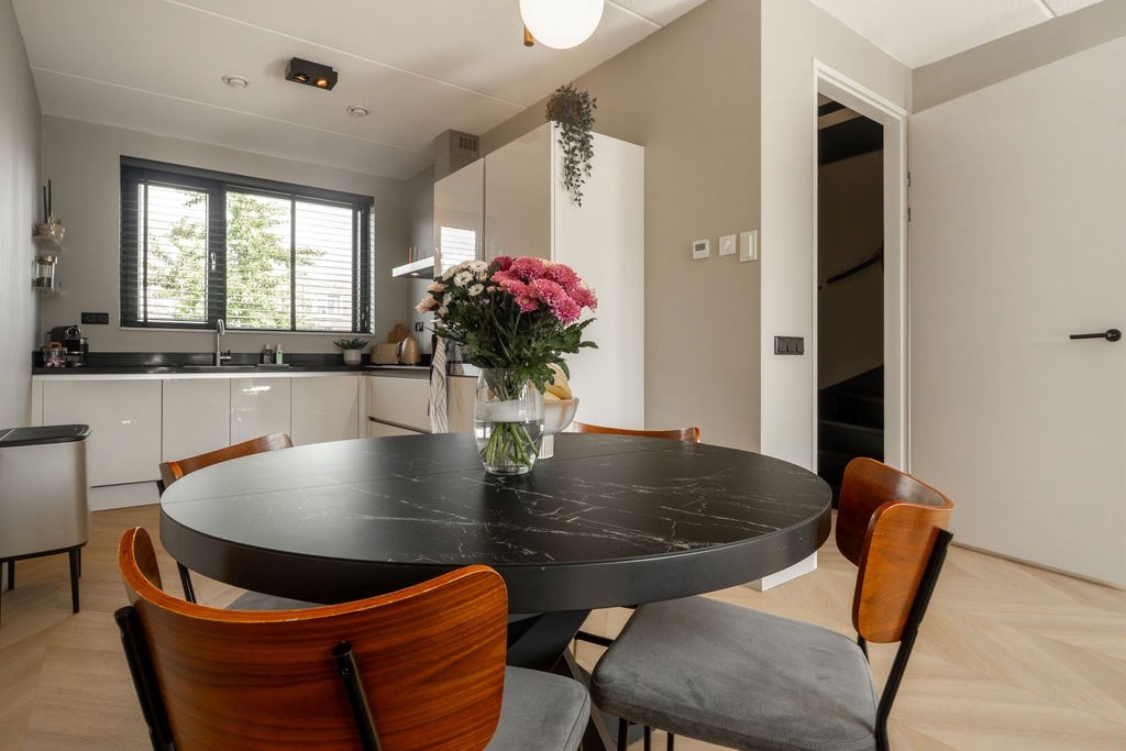 Tussenwoning te koop: Anna Maria van Schurmanlaan 10, Almere